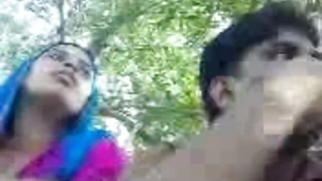 घुंघराले बालों वाली श्यामला हो जाता है मुर्गा कुत्ते शैली बीएफ सेक्सी मूवी वीडियो