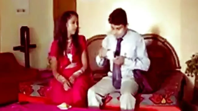 उसे पहली बार एक कठिन बीएफ सेक्सी मूवी वीडियो में सफेद मुर्गा