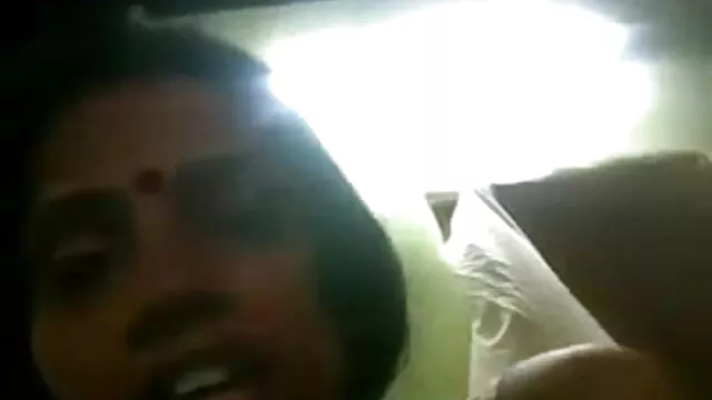 हॉट बेब उसे जंगली हिंदी सेक्सी बीएफ मूवी उंगलियों के साथ खेलता है