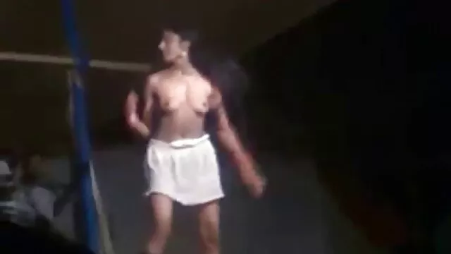 प्रथम श्रेणी बीएफ सेक्सी मूवी मूवी - देखो, एक बड़ा मुर्गा, बड़े स्तन