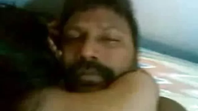 दिखावा अपने लंबे पैर, तंग गधा, बड़े स्तन और हिंदी में सेक्सी बीएफ मूवी छोटे बिल्ली