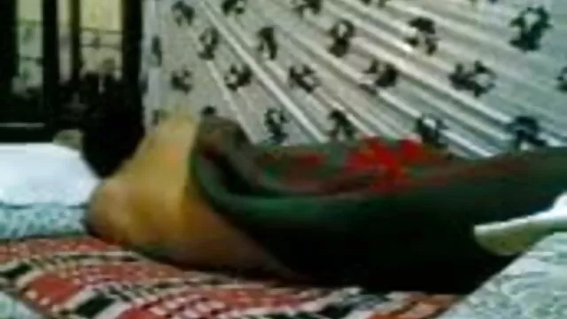 प्यारा एशियाई सेक्सी बीएफ अंग्रेजी मूवी किशोर स्ट्रिप्स प्रकट करने के लिए उसे दिलेर छोटे स्तन