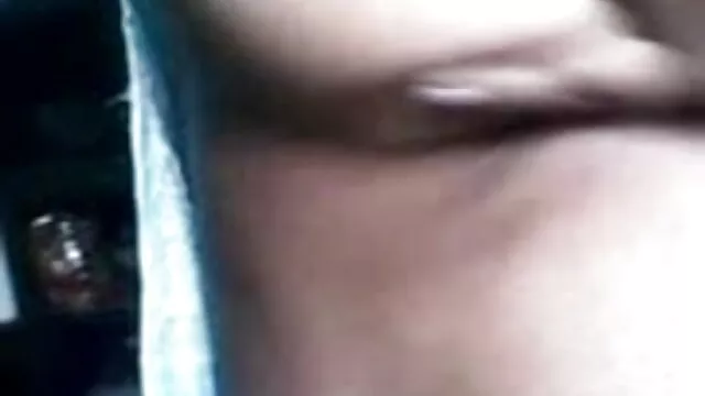 सोफे पर एक छोटा आदमी बकवास करने के लिए प्यार सेक्सी मूवी बीएफ मूवी करता है