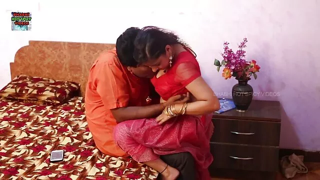 गोरा सौंदर्य उसे बिल्ली सेक्सी बीएफ अंग्रेजी मूवी पंप के साथ खेलता है