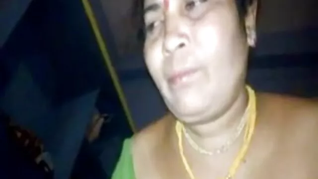 एक मोहक नृत्य के साथ एक मोहक आँखें दे रही है आप सेक्सी बीएफ फिल्म मूवी एक समय के लिए