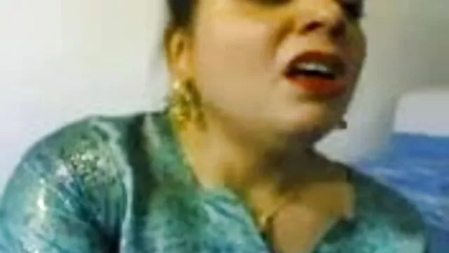 Busty tattooed शौकिया फूहड़ उसे सेक्सी बीएफ हिंदी मूवी बिल्ली के साथ